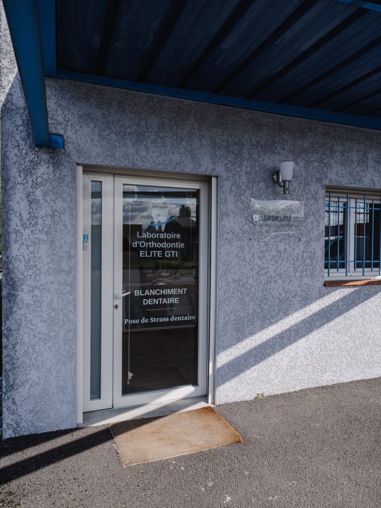 Entrée chez un spécialiste dentaire à Assat, près de Pau