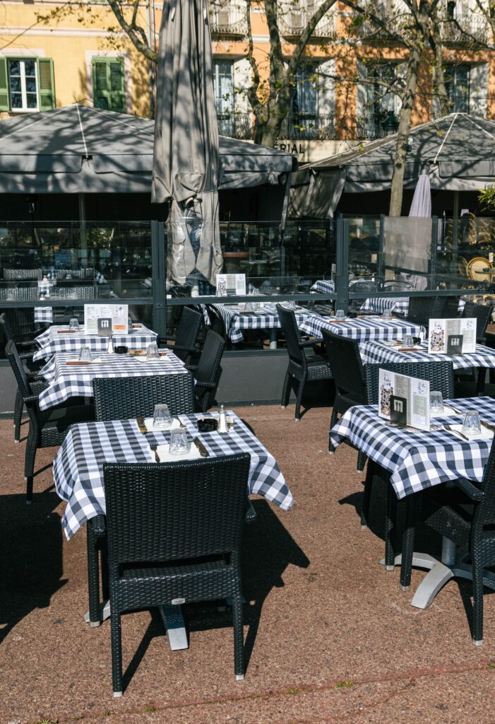 Le Conti Bastia terrasse extérieure nappes à carreaux