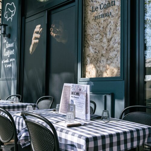 Le Conti Bastia terrasse extérieure nappes à carreaux enseigne