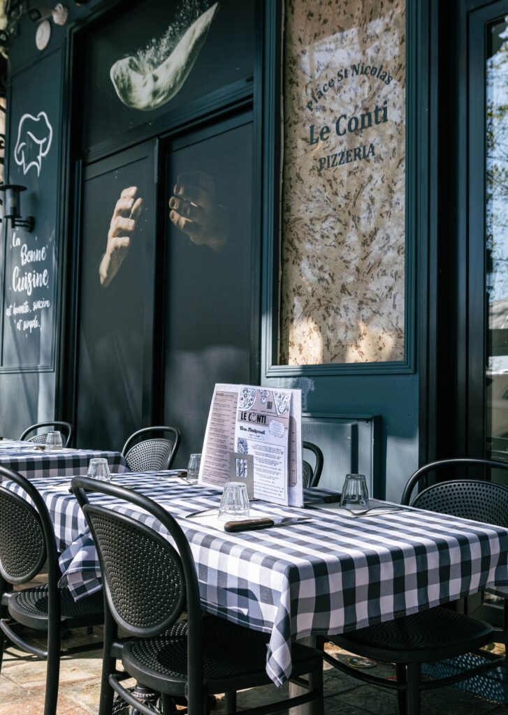Le Conti Bastia terrasse extérieure nappes à carreaux enseigne