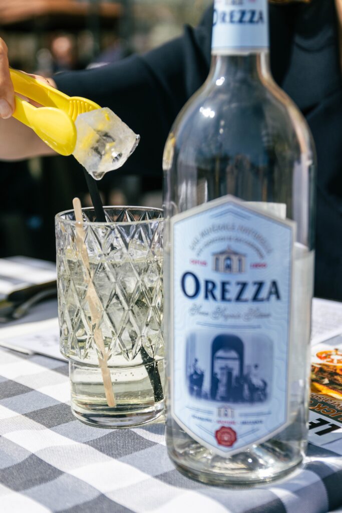 Le Conti Bastia terrasse extérieure nappes à carreaux boisson citron