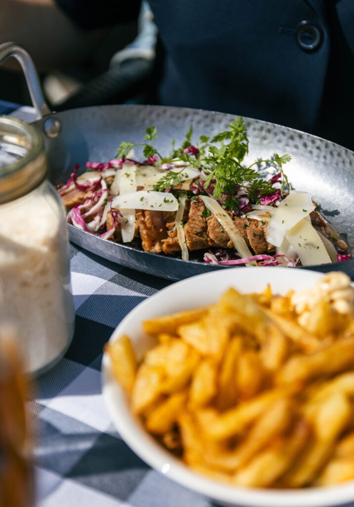 Le Conti Bastia terrasse extérieure nappes à carreaux tagliata de veau et frites