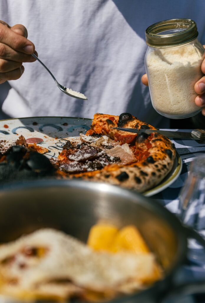 Le Conti Bastia terrasse extérieure nappes à carreaux pizza insulaire et parmesan