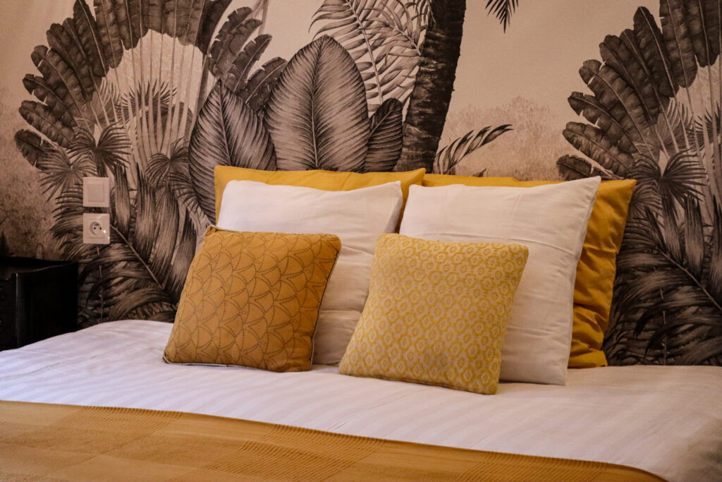 Les Demoiselles chambre