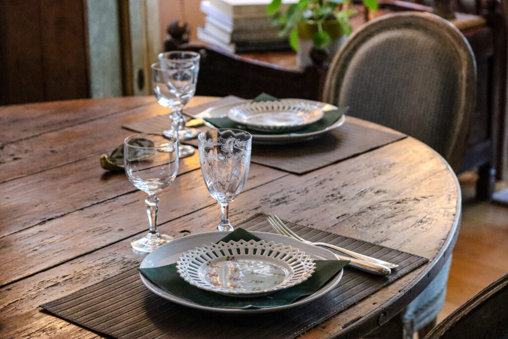Le Logis Saint-leonard table de maison