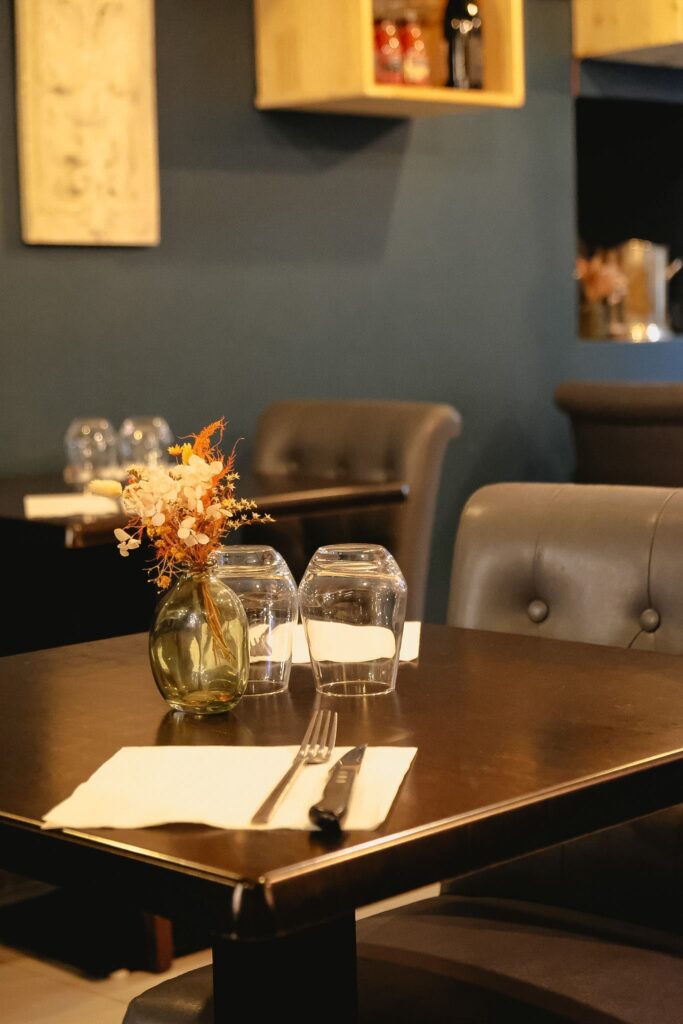 Table dressée intérieur de la salle chez Il San Nicola à Besançon