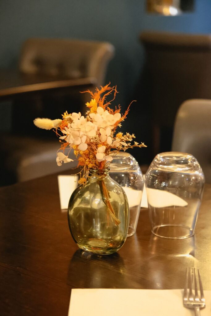 Table dressée intérieur de la salle chez Il San Nicola à Besançon