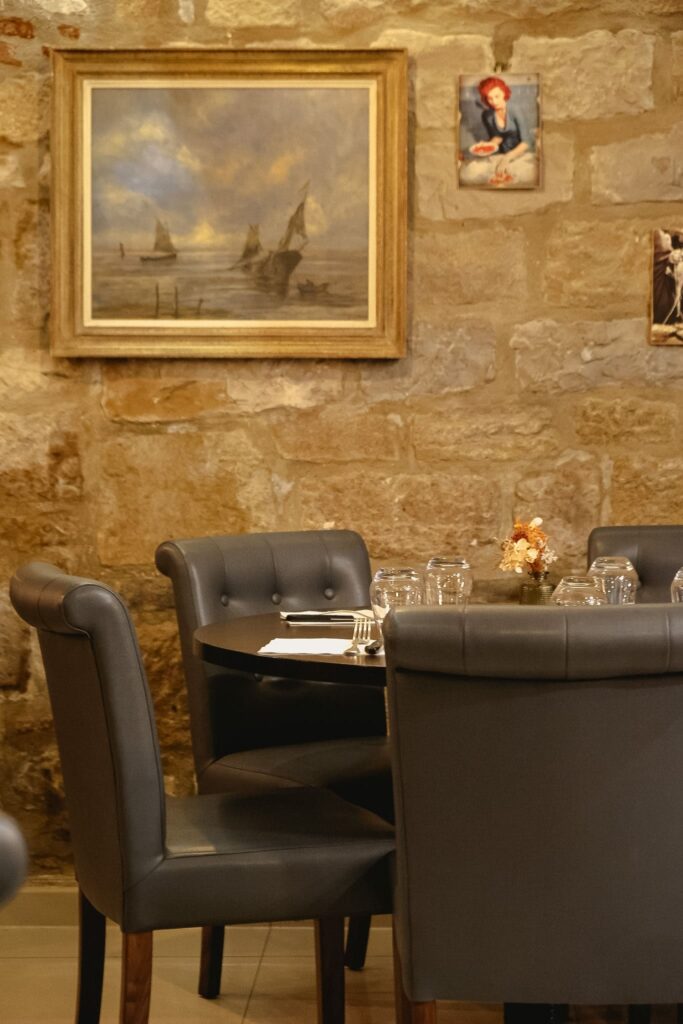 Table et décoration intérieur de la salle chez Il San Nicola à Besançon