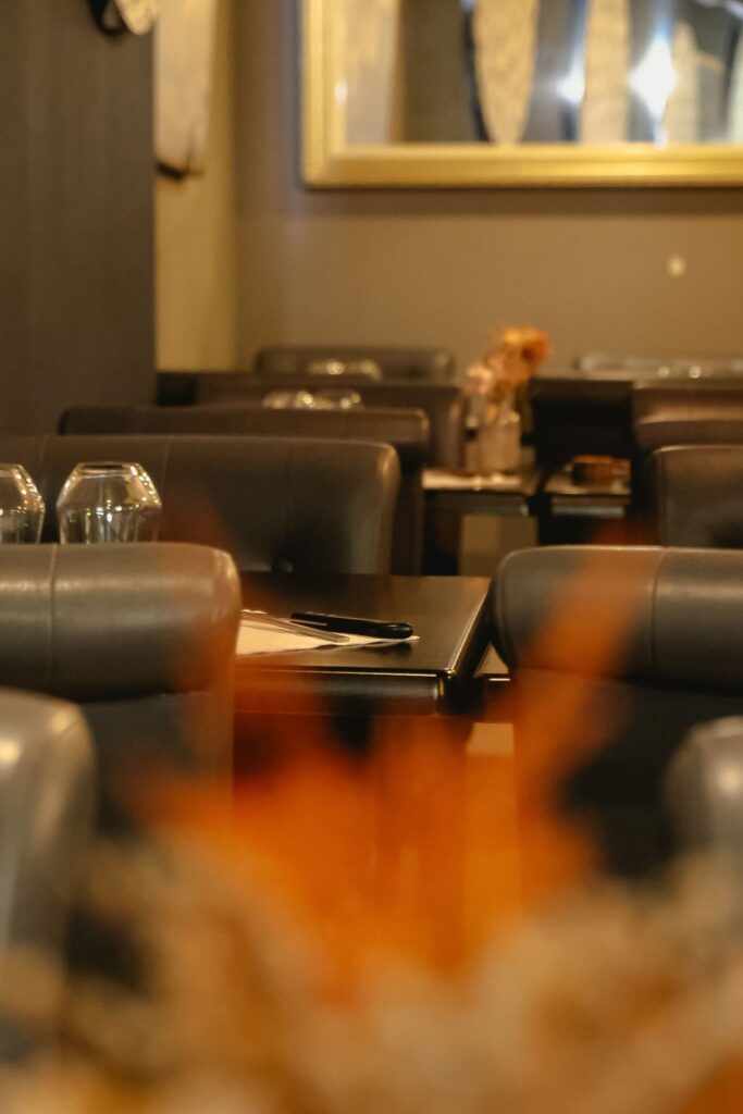 Tables et décoration intérieur de la salle chez Il San Nicola à Besançon