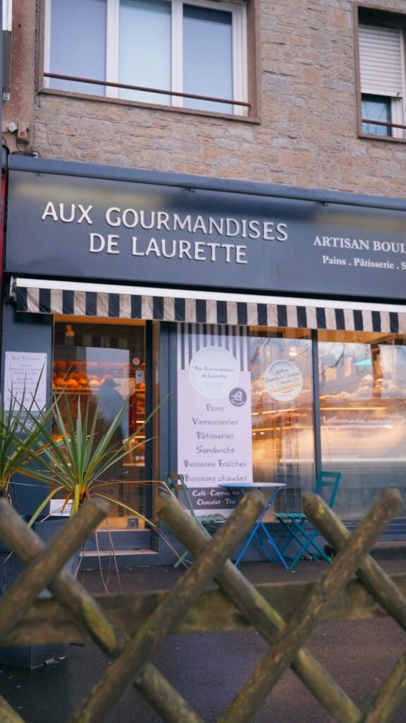 La devanture de la boulangerie Aux Gourmandises de Laurette