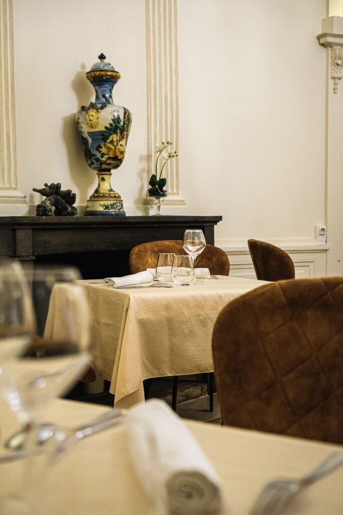 Salle et tables dressées restaurant La Prévôté à Gray