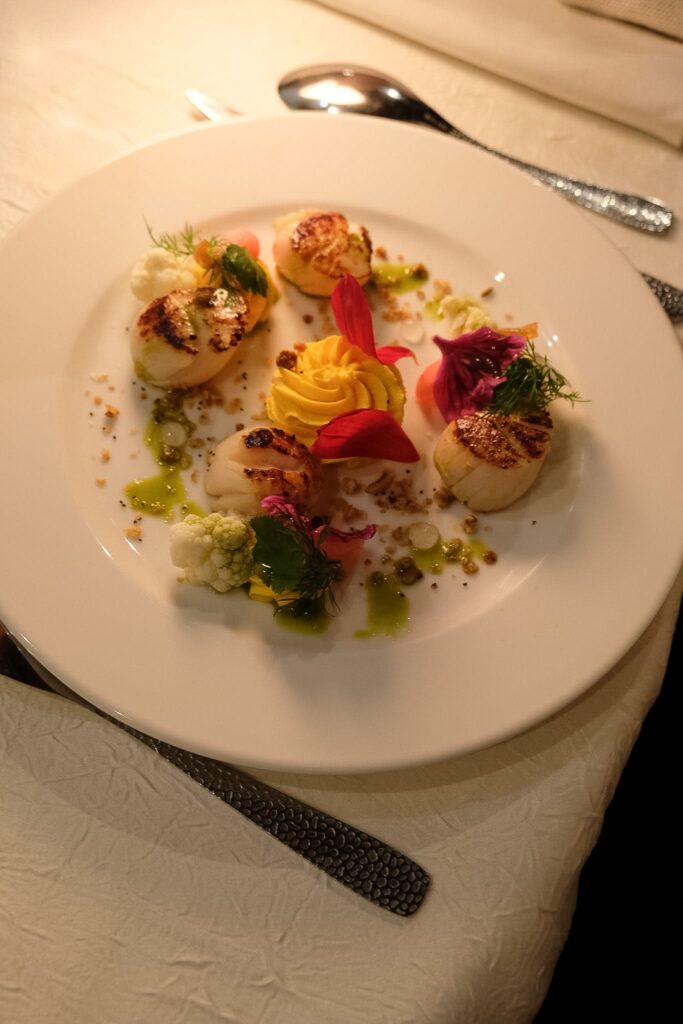 Entrée de Saint Jacques à la carte au restaurant La Prévôté à Gray