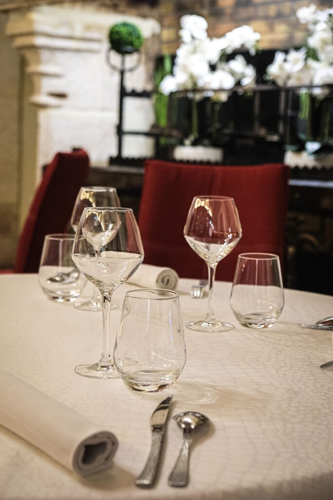 Tables dressées restaurant La Prévôté à Gray