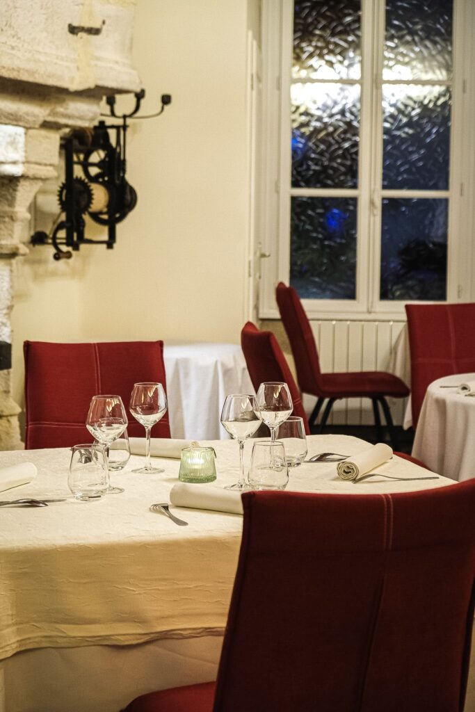 Salle et tables dressées restaurant La Prévôté à Gray