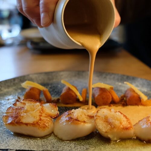 Plat de Saint Jacques et leur sauce en entrée au restaurant Le Bistronome à Arbois