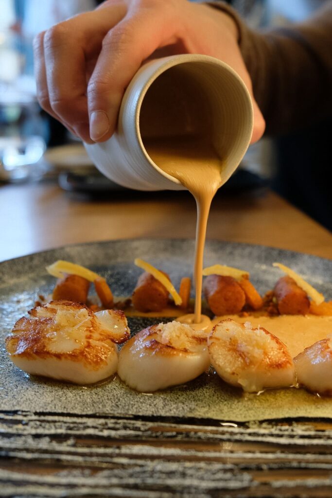 Plat de Saint Jacques et leur sauce en entrée au restaurant Le Bistronome à Arbois