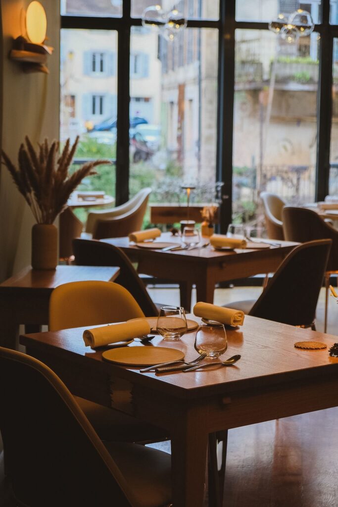 Salle intérieur du restaurant Le Bistronome à Arbois