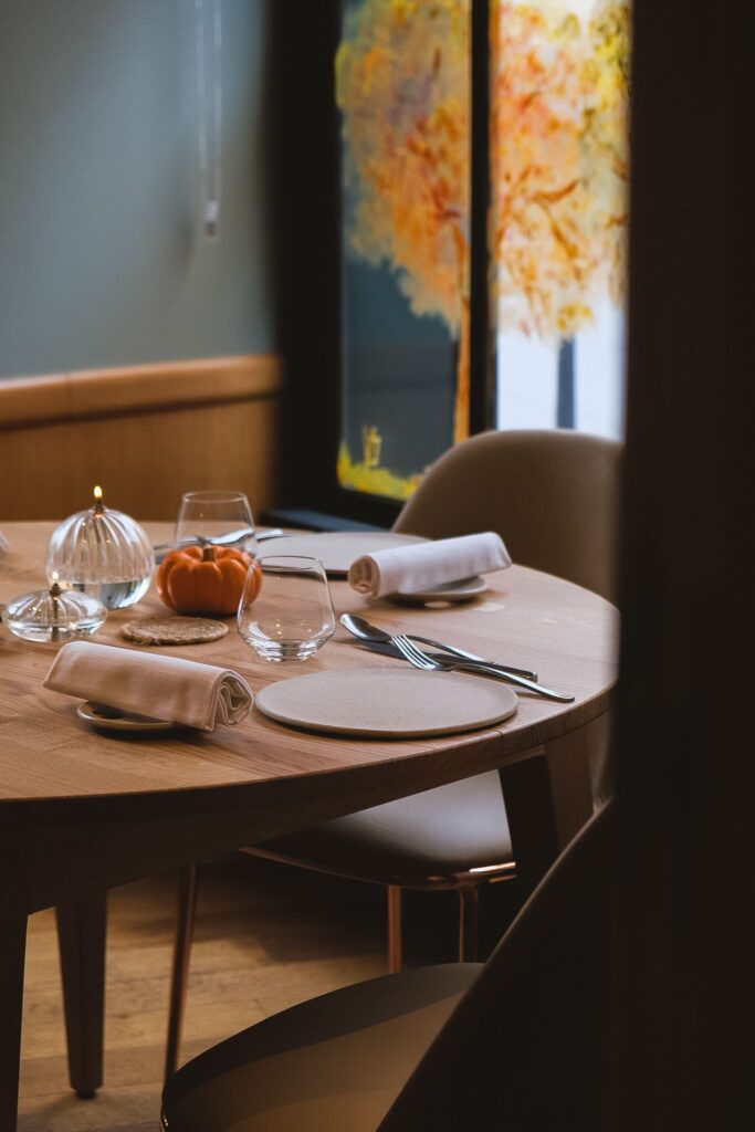 Table dressée à l'intérieur de la salle du Bistronome