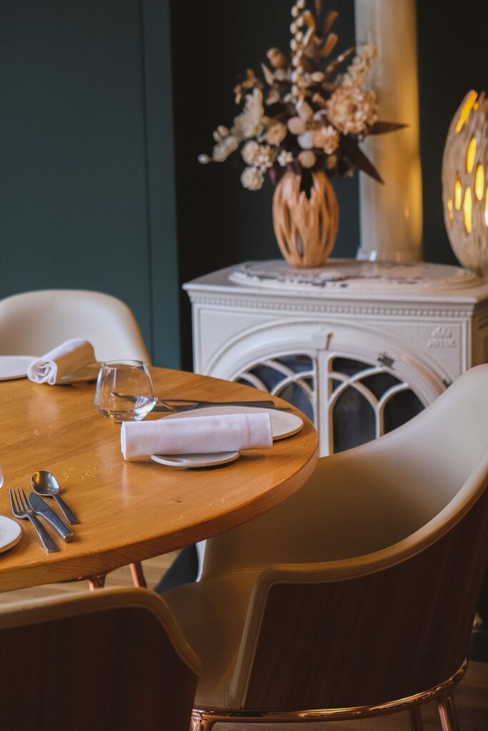Table dressée à l'intérieur de la salle du Bistronome
