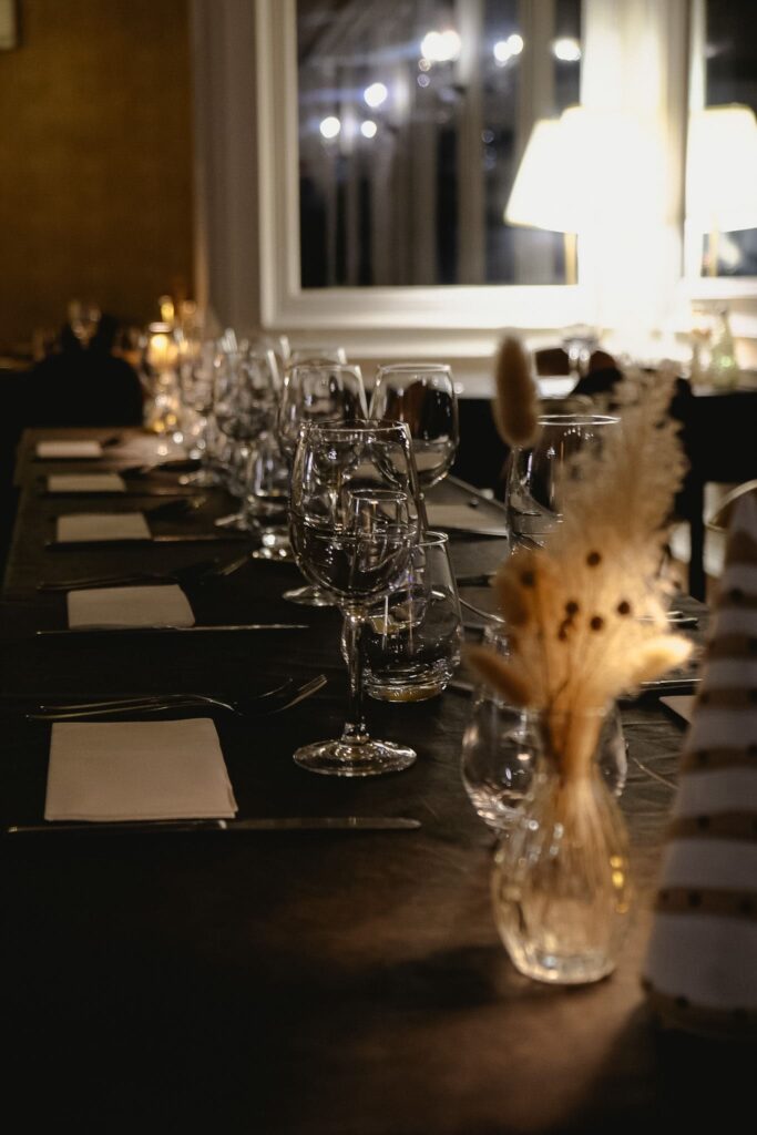 Grande table dressée à l'intérieur de la salle du restaurant Le Cercle à Besançon