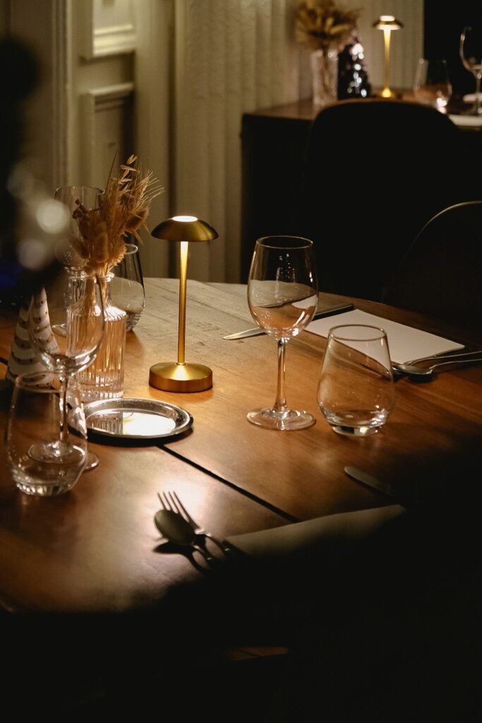 Table dressée à l'intérieur de la salle du restaurant Le Cercle à Besançon