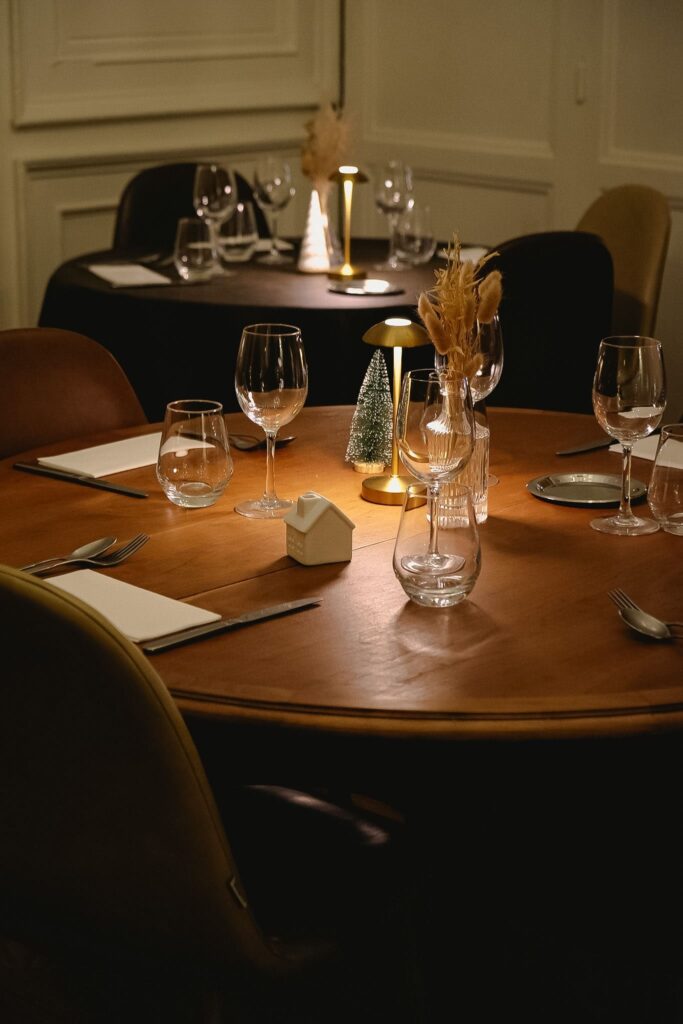 Table dressée à l'intérieur de la salle du restaurant Le Cercle à Besançon