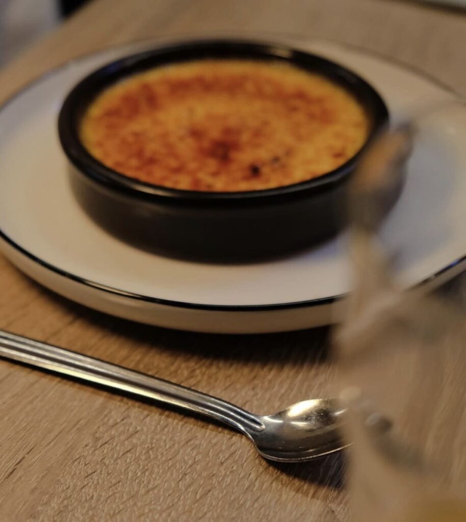 Un dessert crème brulée à la carte au Record à Besançon