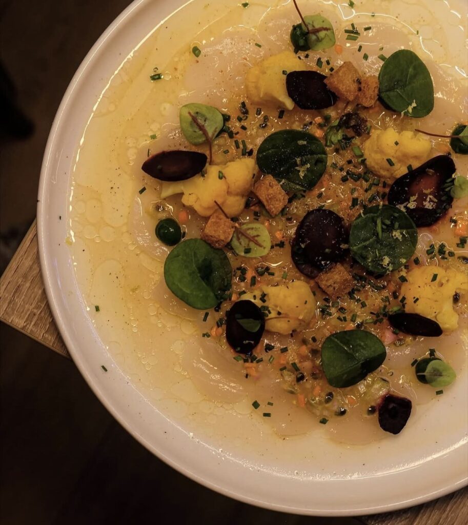 Une entrée carpaccio de Saint Jacques à la carte au Record à Besançon