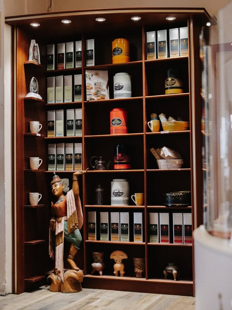 Vitrine de choix des thés multiples d'un salon de thé de type gourmandises française à Pau, près de Tarbes