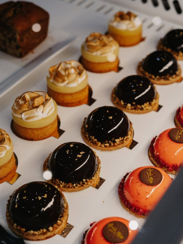 Pâtisserie fraîche d'un salon de thé de type gourmandises française à Pau, près de Tarbes
