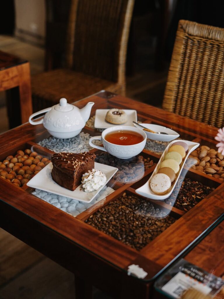 Goûter gourmand et généreux d'un salon de thé de type gourmandises française à Pau, près de Tarbes