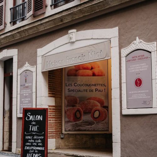 Entrée extérieur d'un salon de thé de type gourmandises française à Pau, près de Tarbes
