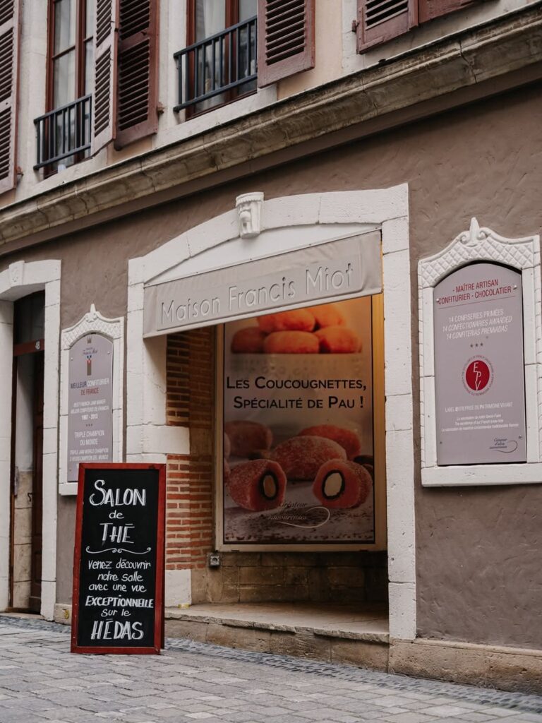 Entrée extérieur d'un salon de thé de type gourmandises française à Pau, près de Tarbes