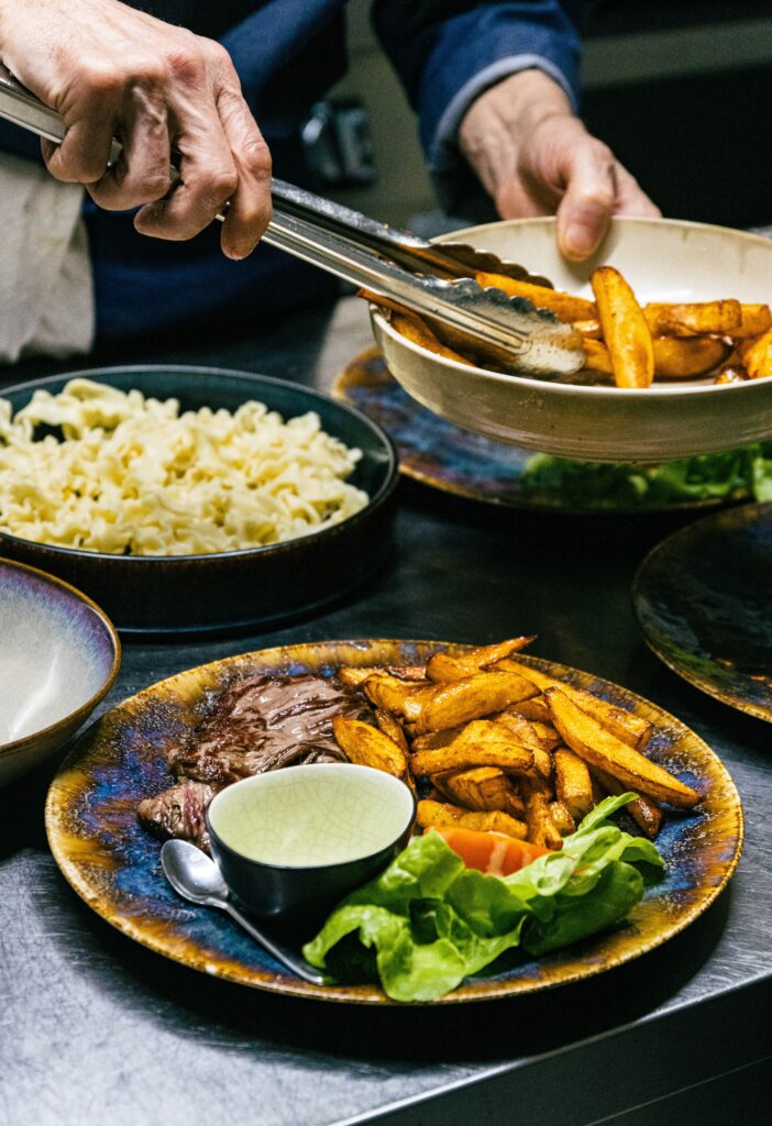 Bavette boeuf frite et sauce chez le Micca Nome