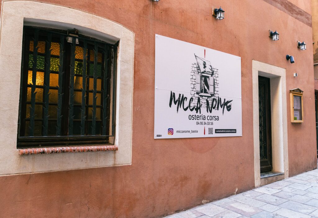 Enseigne extérieur du restaurant Micca Nome
