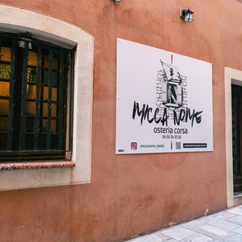 Enseigne extérieur du restaurant Micca Nome