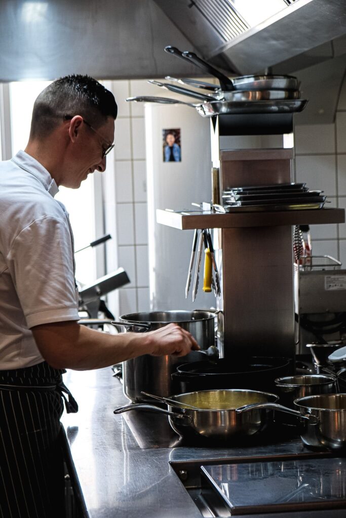 Chef entrain de cuisiner au restaurant Prélude à Saint Vit