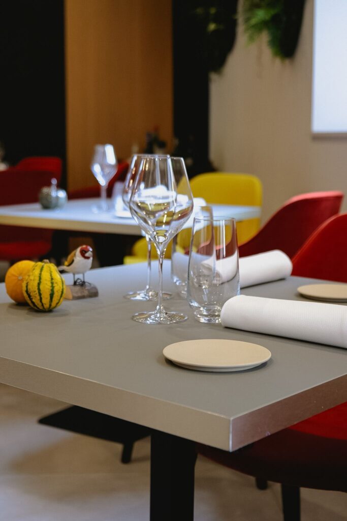 Une table dressée au restaurant Prélude à Saint Vit