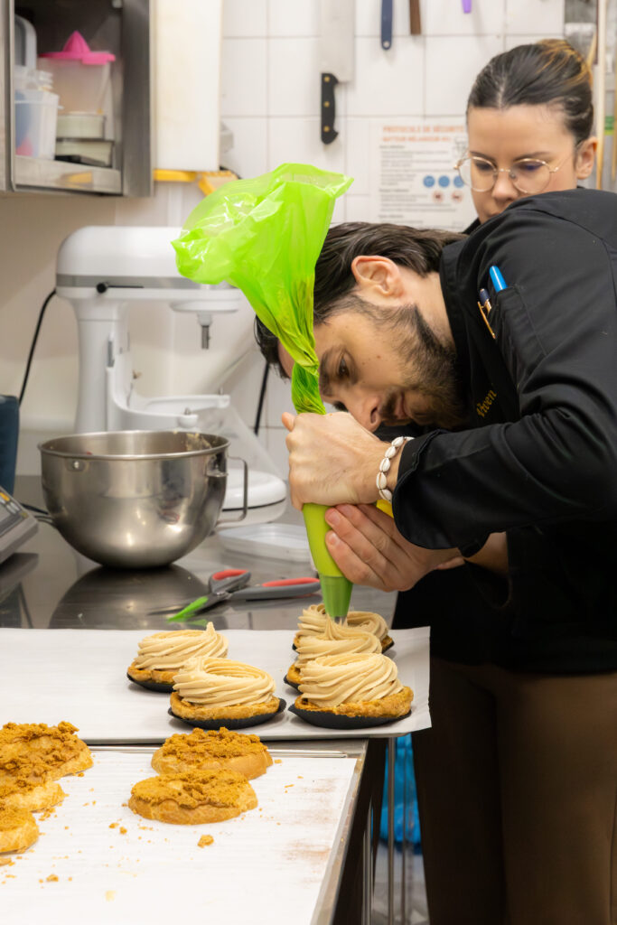 Préparation d'un choux spéculos chez Mr Pâte à Choux à Narbonne