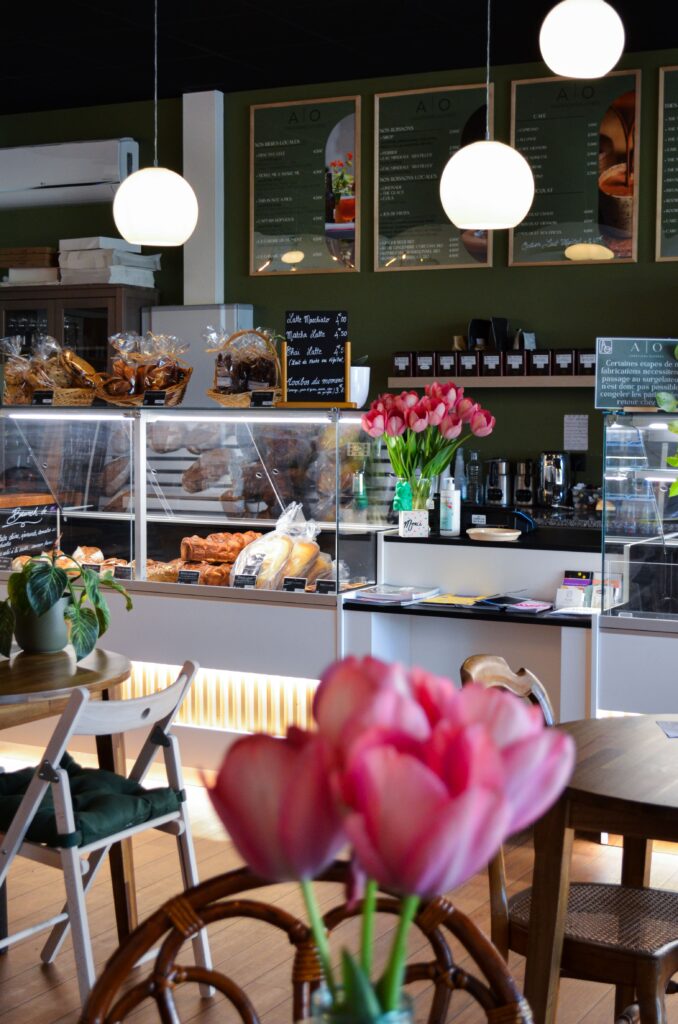 Le bar et la vitrine de la boutique de pâtisseries AO créations Sucrées à Montlouis-sur-Loire