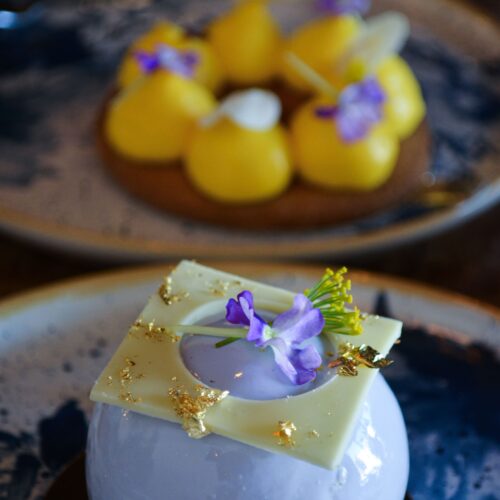 Un entremet citron myrtille de la boutique de pâtisseries AO Créations Sucrées à Montlouis-sur-Loire