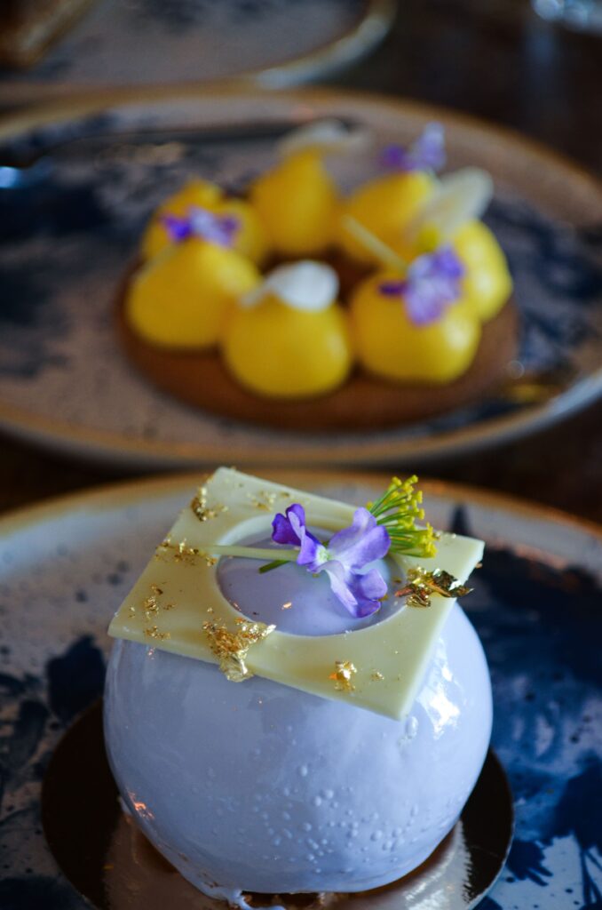 Un entremet citron myrtille de la boutique de pâtisseries AO Créations Sucrées à Montlouis-sur-Loire