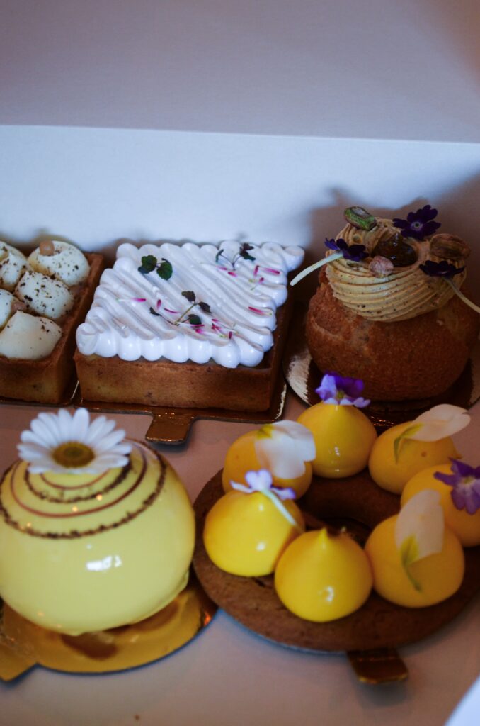 Des pâtisseries à emporter de la boutique AO créations Sucrées à Montlouis-sur-Loire