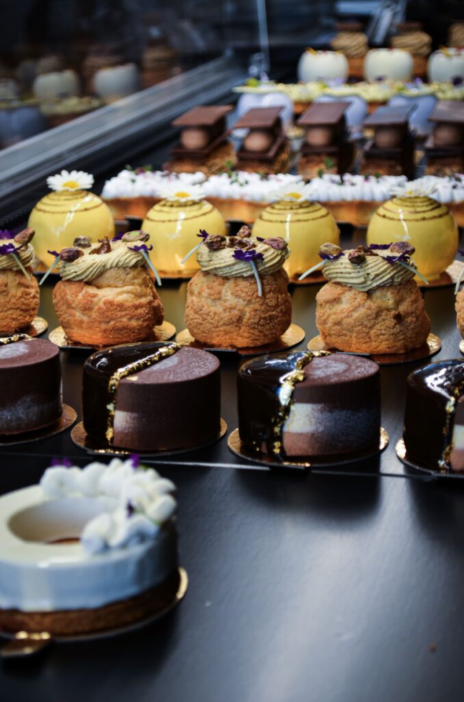 Des pâtisseries en vitrine de la boutique AO Créations Sucrées à Montlouis-sur-Loire
