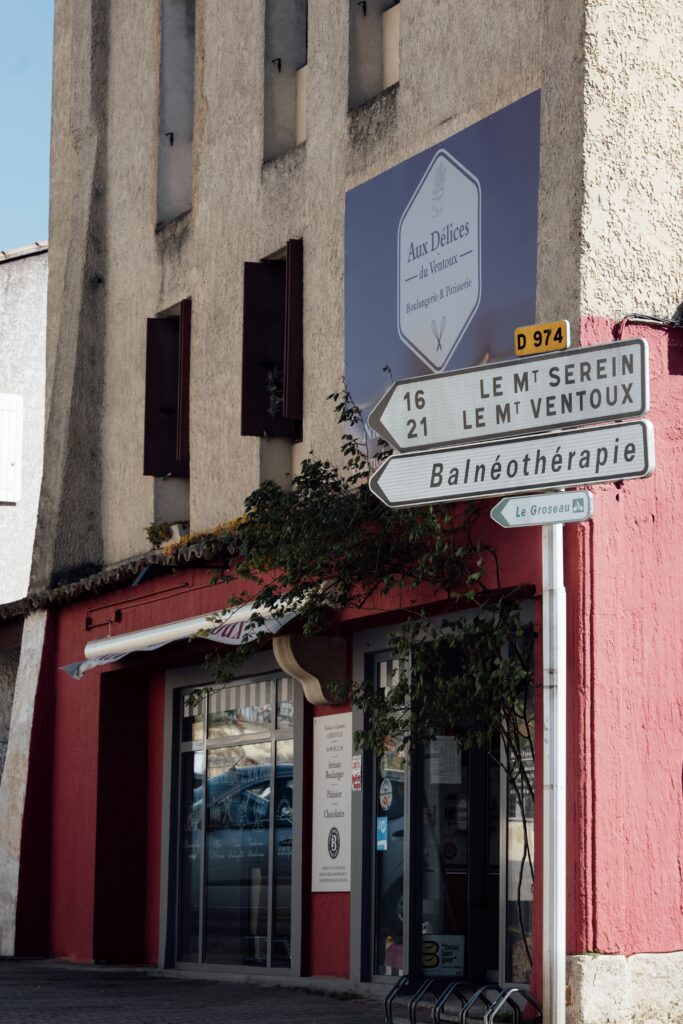 La devanture de la boulangerie pâtisserie Aux Délices du Ventoux à Malaucène