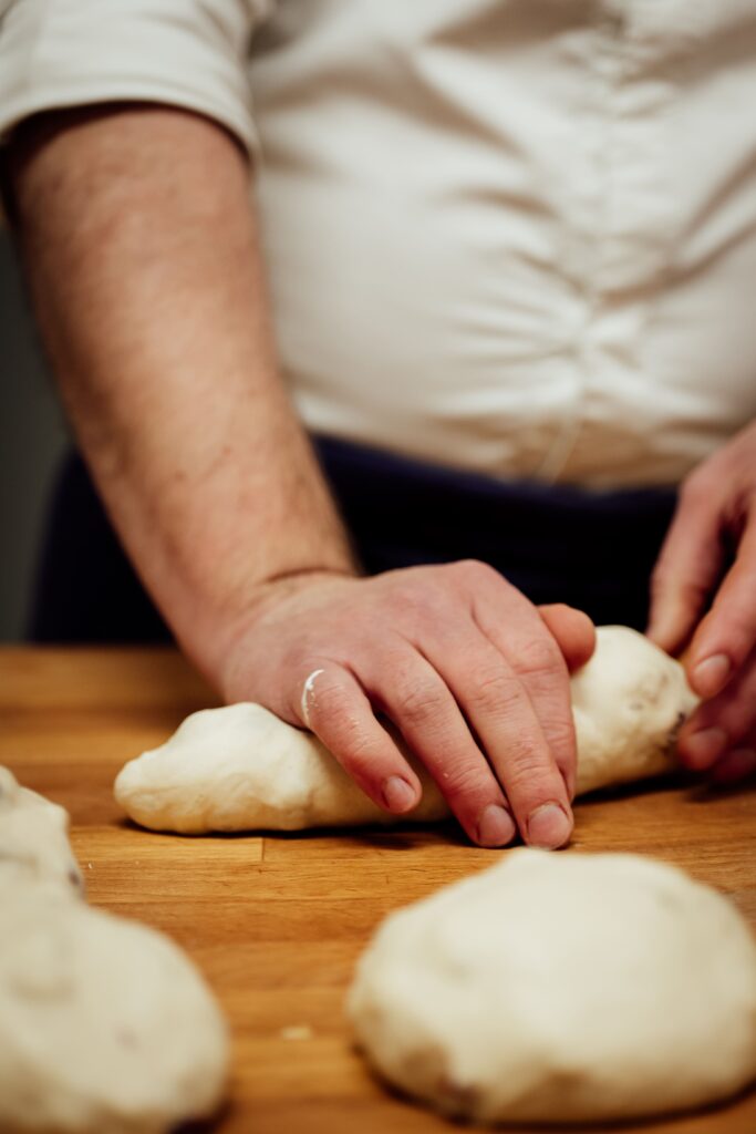 Préparation des pains de la boulangerie pâtisserie Aux Délices du Ventoux à Malaucène