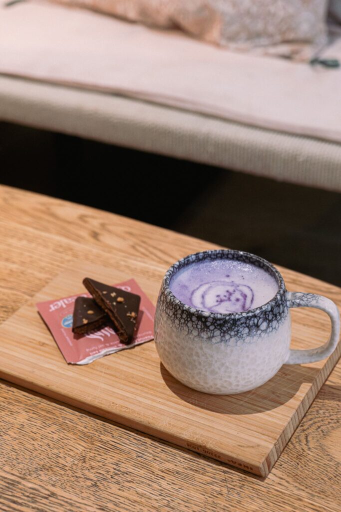 Une boisson chaude à Ensorcelâtes à Angers