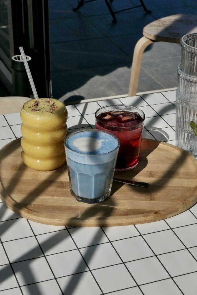 Boissons du coffee shop et brunch Hona à Biscarrosse-Plage. Blue Latte, Smoothie et Bissap.