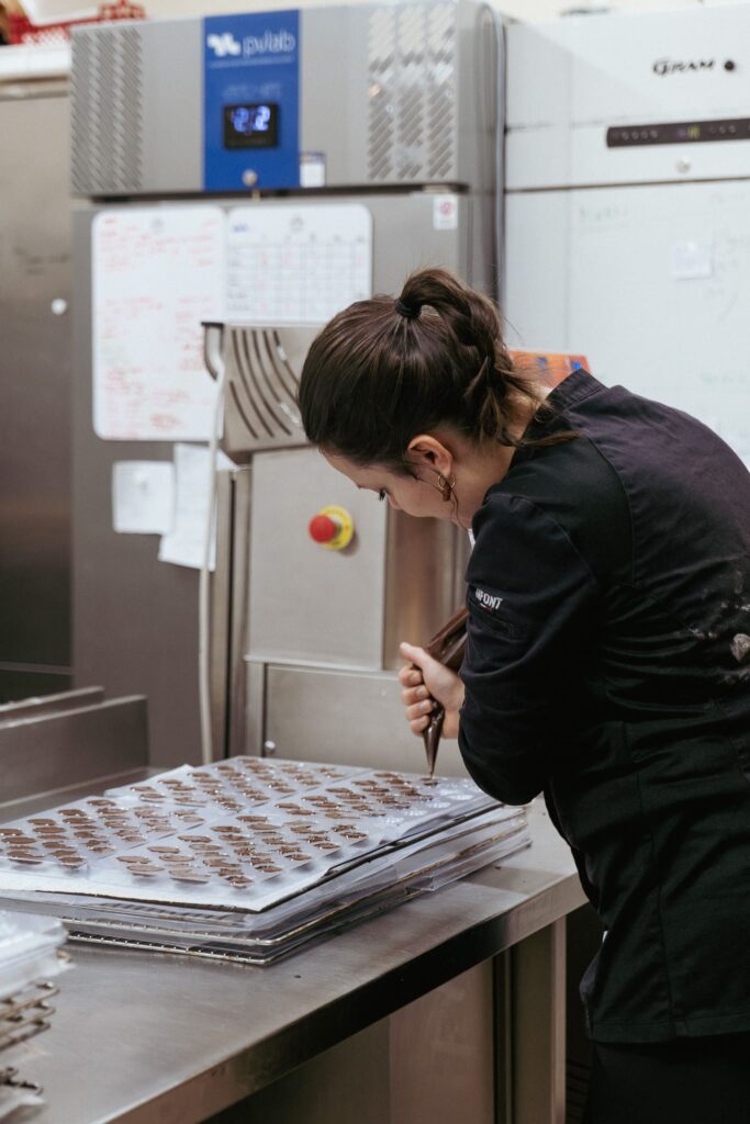 Juliette qui fait du chocolat à l'Atelier des Epicuriens près d'Angers