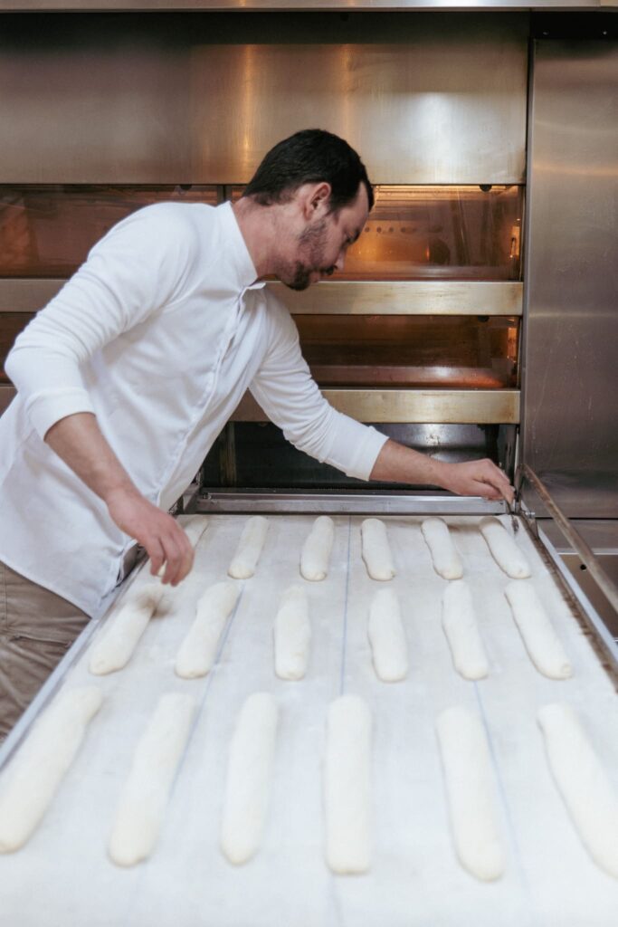 Mathieu qui fait du pain à l'Atelier des Epicuriens près d'Angers